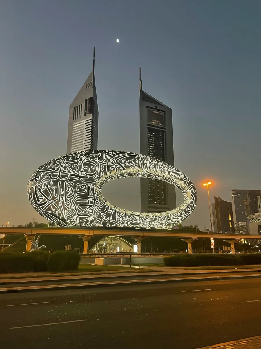 muzeum przyszłości - Dubaj nocą