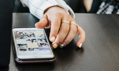 Kobieta przegląda social media na telefonie