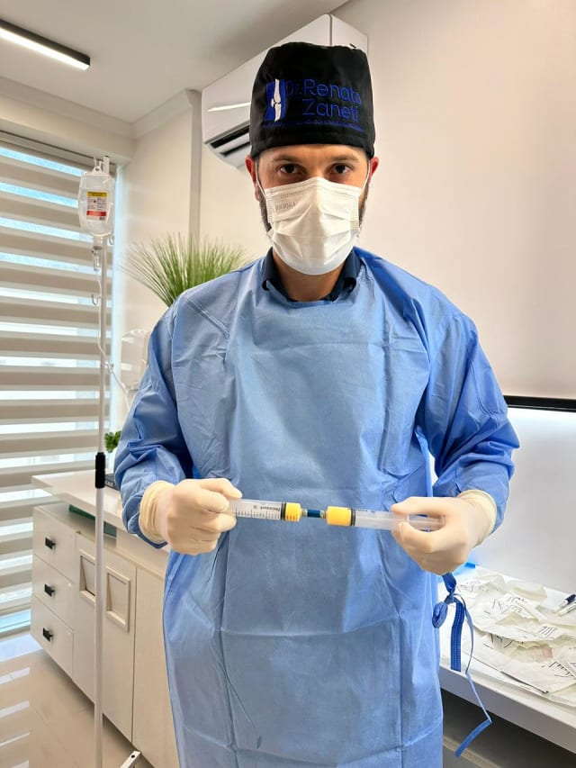 Dr. Renato Zaneti paramentado durante o procedimento de Microfat