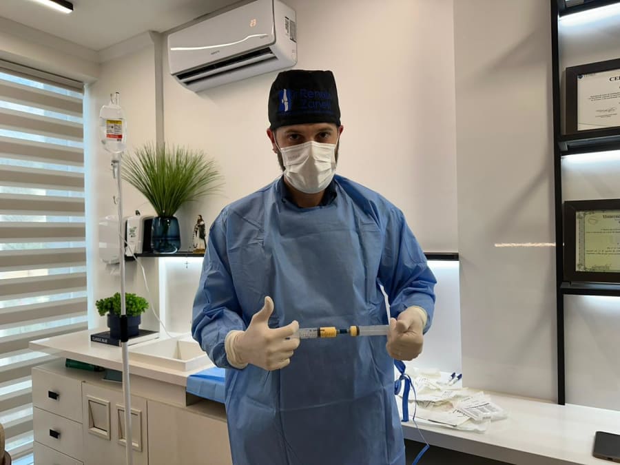 Dr. Renato paramentado no consultorio durante a coleta do Microfat