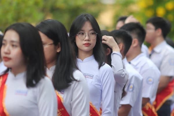 Da mặt không bị mụn nặng mới được xét tuyển vào một ngành học hot