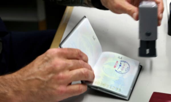 Nỗi khổ của du khách mang cuốn hộ chiếu 'yếu'