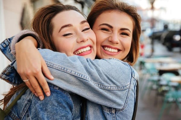 Vì sao một cái ôm ấm áp lại mang đến cảm giác dễ chịu?