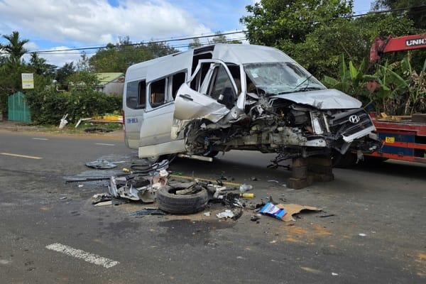 Ô tô khách tông xe đầu kéo đang dừng bên quốc lộ, 2 người bị thương