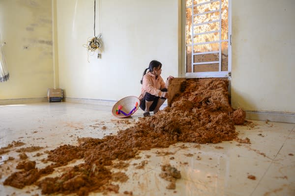 Lâm Đồng tìm cách san gạt quả đồi sạt lở như động đất