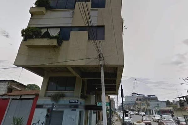 Tòa nhà dặt dẹo như sắp đổ, trụ vững qua nhiều trận động đất suốt 30 năm