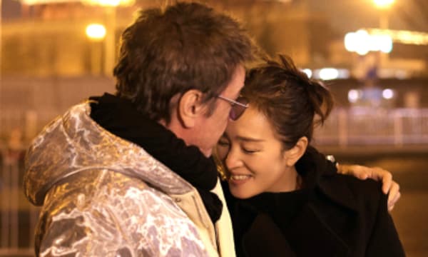 Vợ chồng Củng Lợi tình tứ trong đêm mùa đông