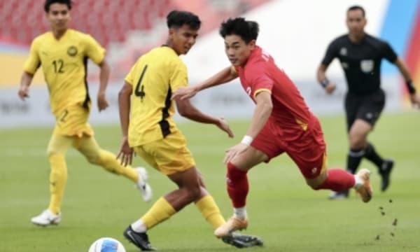 Nguyễn Đình Bắc và 45 phút tra tấn hàng thủ Malaysia