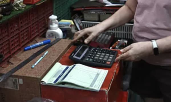 Vì sao máy tính cầm tay vẫn 'sống khỏe' thời AI?