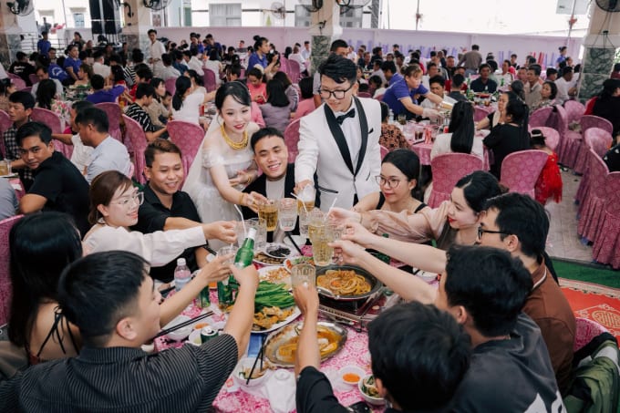 Hơn chục người lạ tới dự đám cưới, nâng ly chúc mừng chú rể Xuân Huy, 23 tuổi, ở tỉnh Khánh Hòa, ngày 3/10/2025. Ảnh: Nhân vật cung cấp