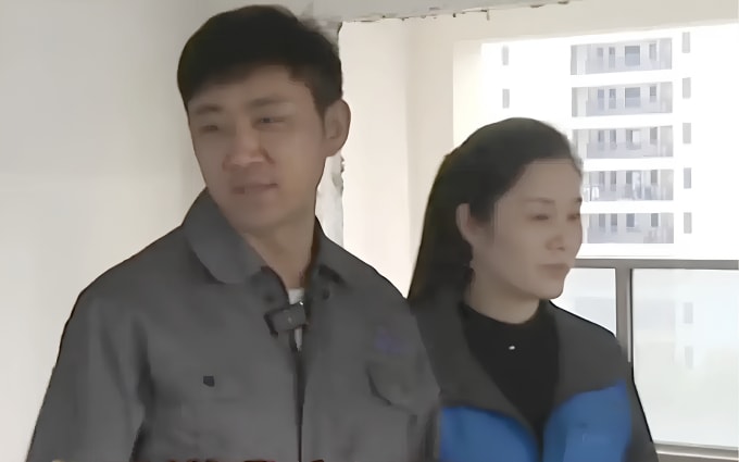 Vợ chồng anh Liang Yinghua và chị Leng Meiling trong căn hộ được công ty tặng tại Ôn Châu, Chiết Giang. Ảnh: Jimu news