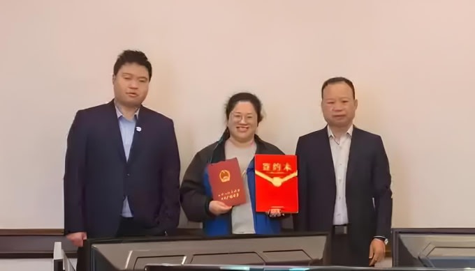 Một nữ nhân viên được Công ty cổ phần ôtô Zhejiang Guosheng (trụ sở tại Ôn Châu) tặng nhà. Ảnh: Jimu news