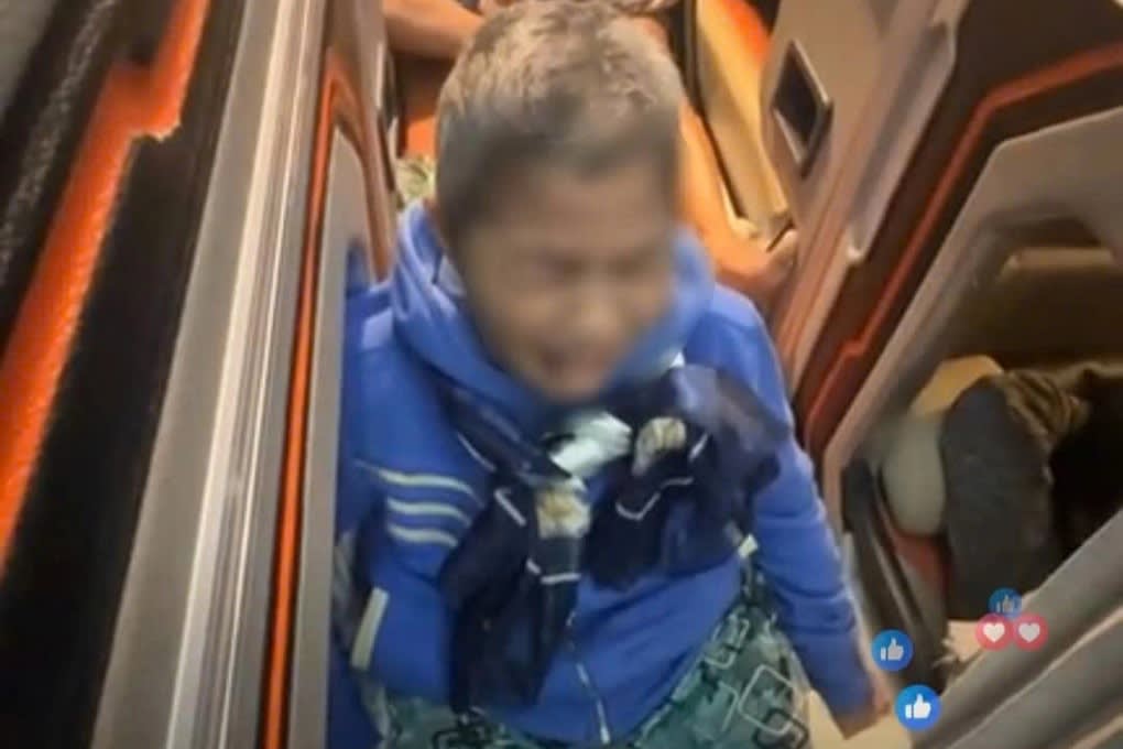 Cụ bà 74 tuổi òa khóc trên xe khách vì cho rằng con út không nhận nuôi - 1