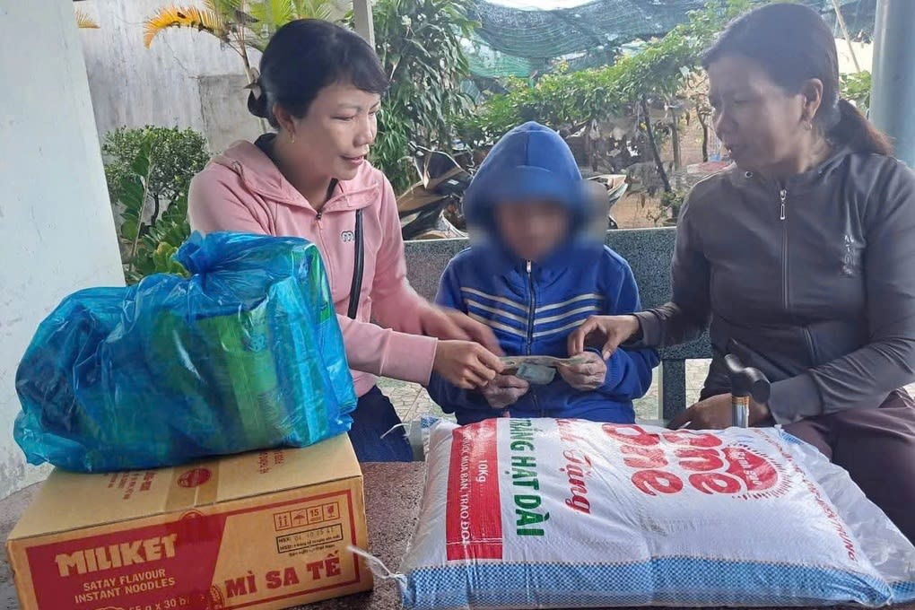 Cụ bà 74 tuổi òa khóc trên xe khách vì cho rằng con út không nhận nuôi - 2