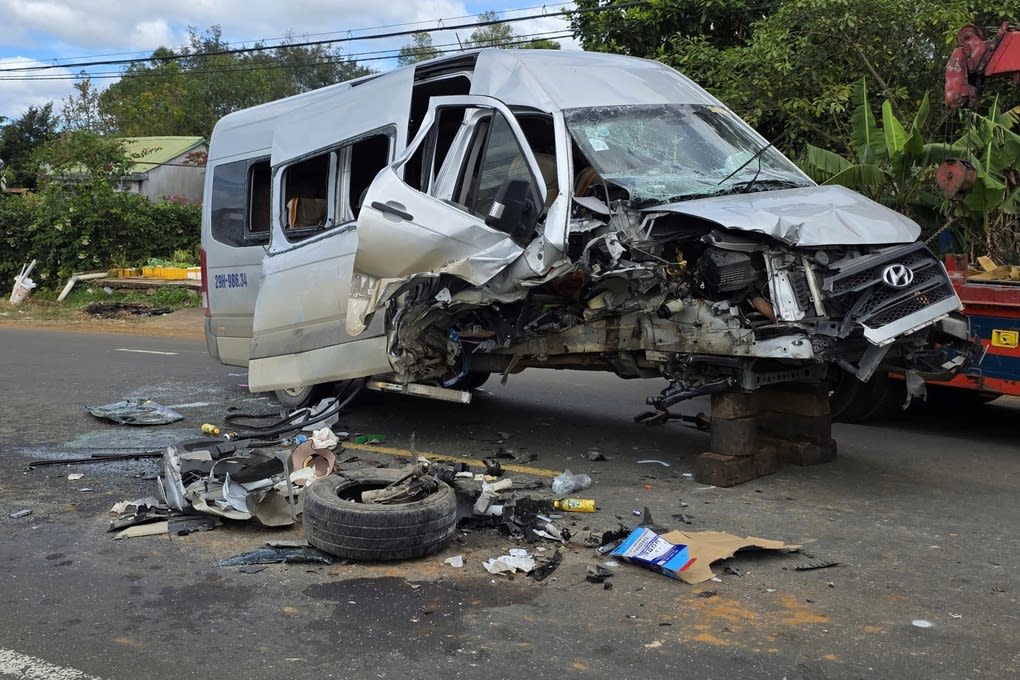 Ô tô khách tông xe đầu kéo đang dừng bên quốc lộ, 2 người bị thương - 1