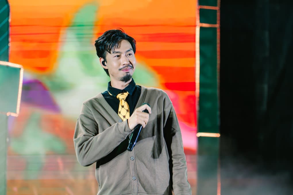 Đen Vâu cúi đầu, trầm ngâm trên sân khấu giữa lùm xùm Nuôi em - 2