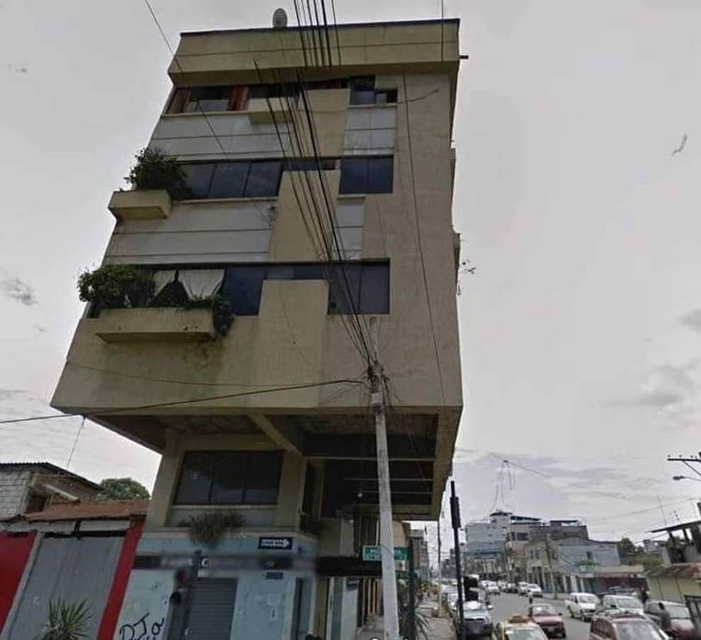 Tòa nhà dặt dẹo như sắp đổ, trụ vững qua nhiều trận động đất suốt 30 năm - 2