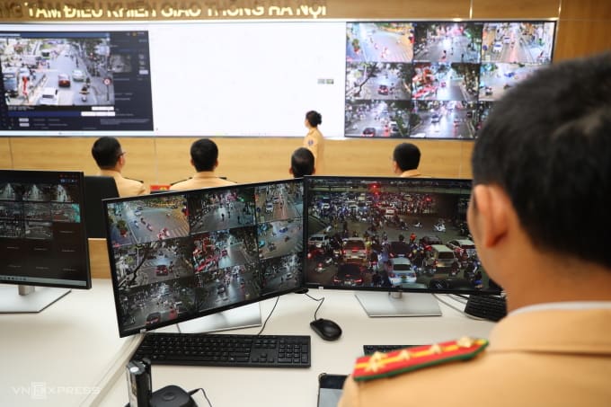 Bên trong Trung tâm điều khiển giao thông của Hà Nội. Ảnh: Việt An