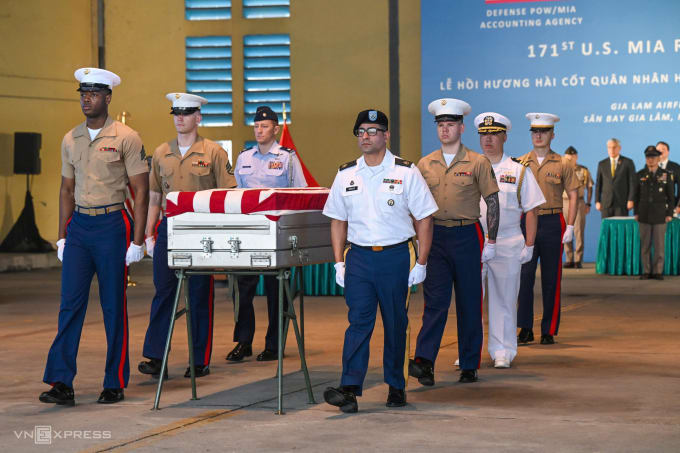 Các sĩ quan Quân đội Mỹ làm thủ tục nhận bàn giao hài cốt từ phía Việt Nam. Ảnh: Giang Huy