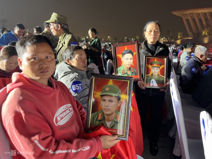 Thân nhân liệt sĩ mở di ảnh gặp lại người thân, tối 12/12. Ảnh: Hoàng Phương