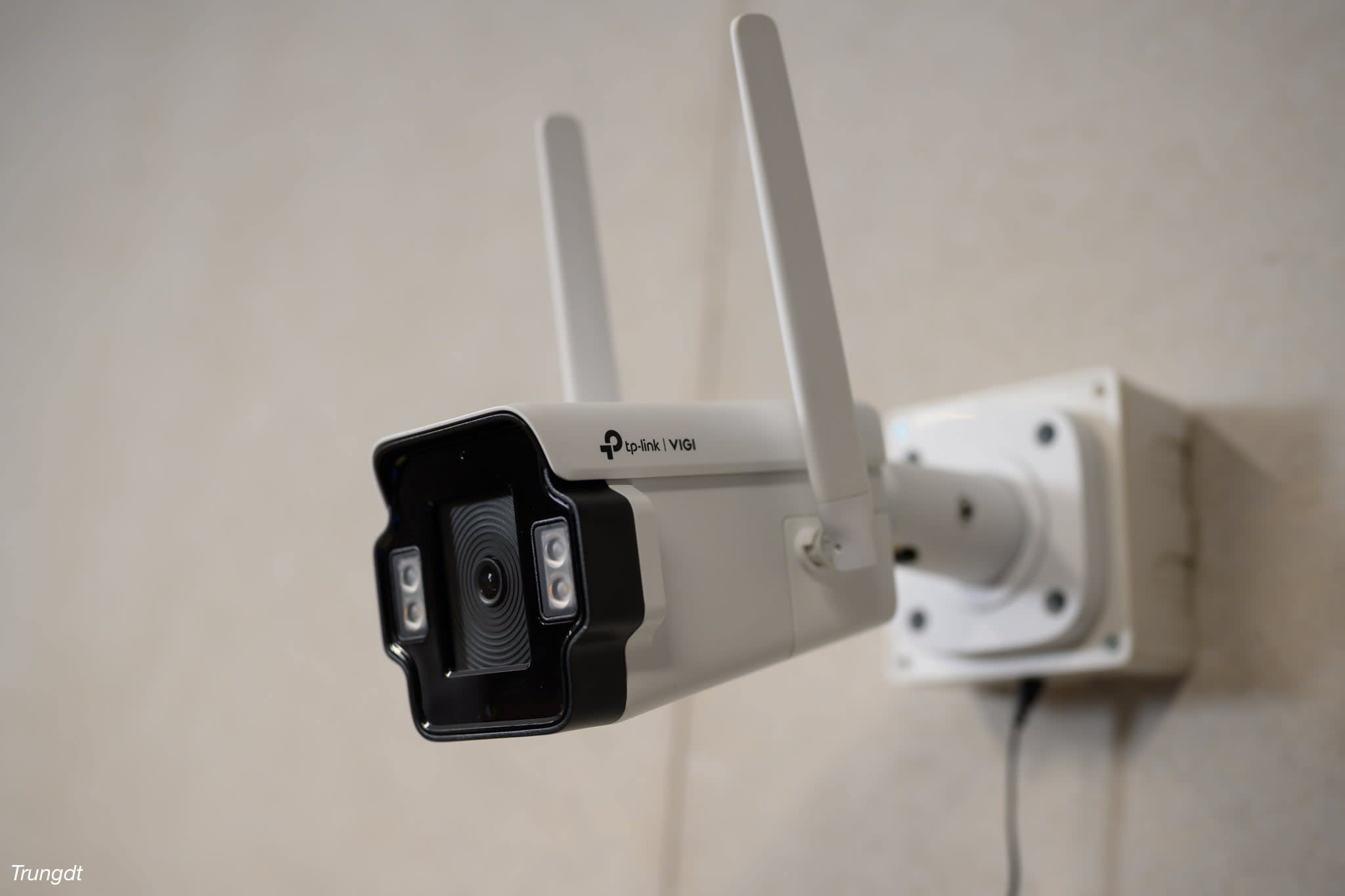 tinhte-trungdt-camera-giam-sat-VIGI-InSight-S345-4G -02.jpg