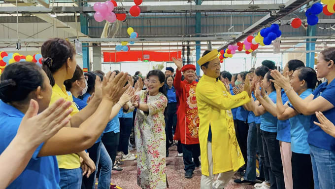 Lãnh đạo doanh nghiệp, công đoàn Changshin trong hoạt động Tết 2025 của nhà máy. Ảnh: Nguyễn Hưng