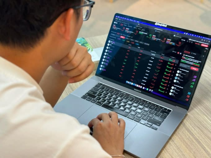 Nhà đầu tư theo dõi bảng điện chứng khoán. Ảnh: Minh Ngọc