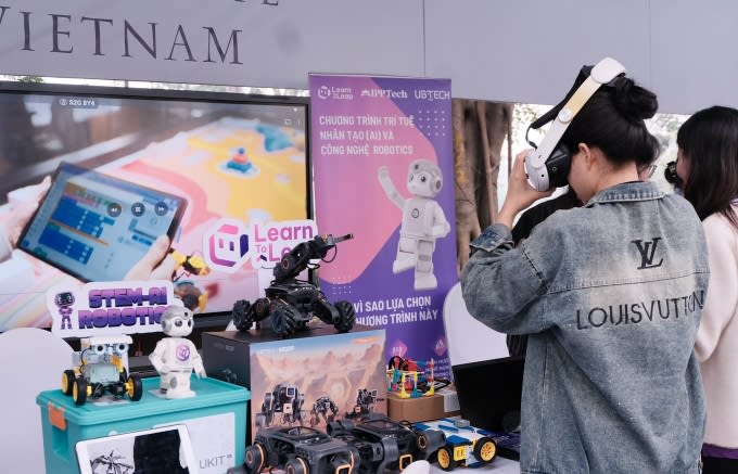 Các bạn trẻ trải nghiệm công nghệ giới thiệu tại phố đi bộ Hồ Hoàn Kiếm sáng 12/12. Ảnh: Techfest Việt Nam