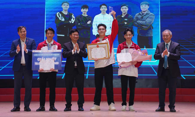 Đội IDS PTIT giành giải nhất VEDC 2025. Ảnh: REV
