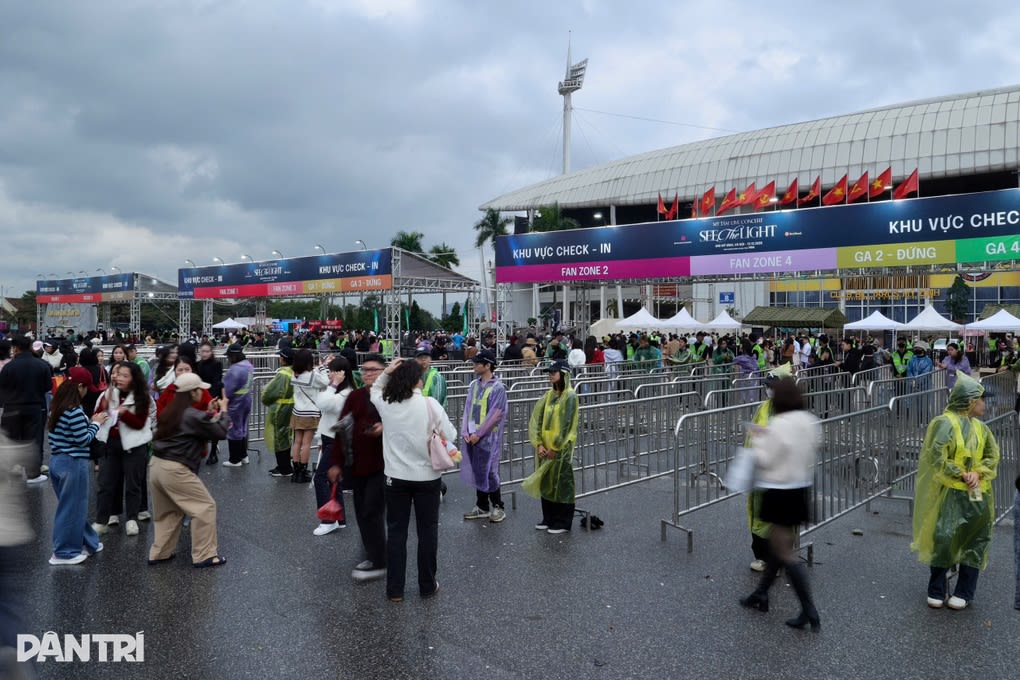 Khán giả bán hạ giá vé đêm nhạc Mỹ Tâm vì sợ phải đội mưa xem ca nhạc - 2