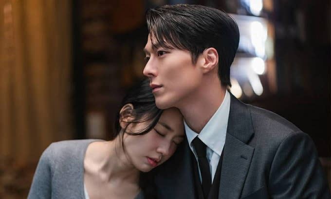 Diễn viên Ahn Eun Jin (trái) và Kang Ki Yong trong Dynamite Kiss. Ảnh: SBS