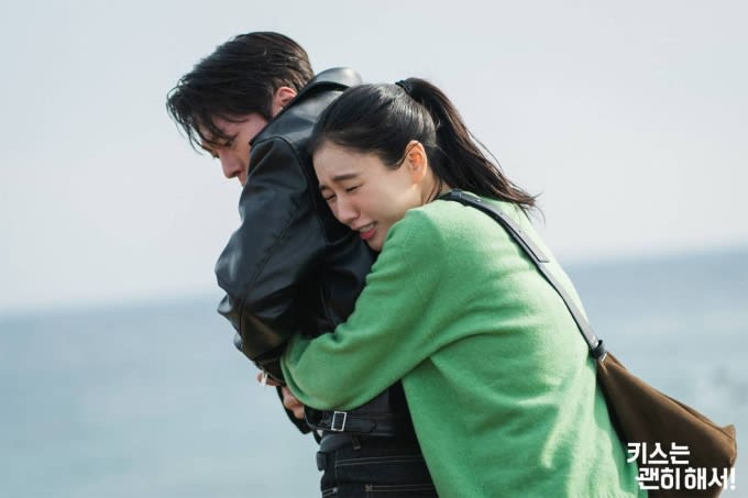 Phân cảnh hài hước giữa hai nhân vật chính trong Dynamite Kiss, mở đầu cho chuỗi cảm xúc của bộ phim. Ảnh: SBS