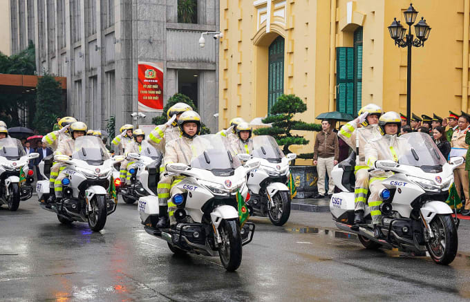 Cảnh sát ra quân cao điểm trấn áp tội phạm, sáng 13/12. Ảnh: Linh Đan