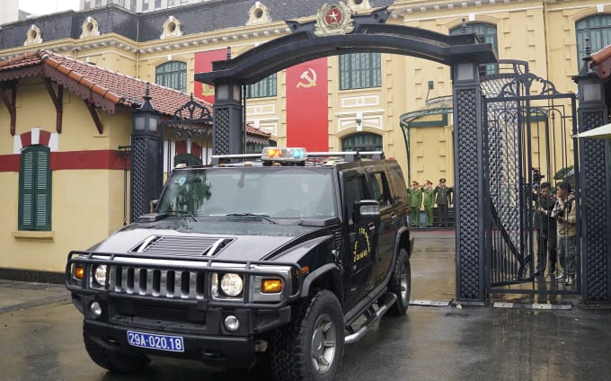 Xe đặc chủng ra quân. Ảnh: Linh Đan
