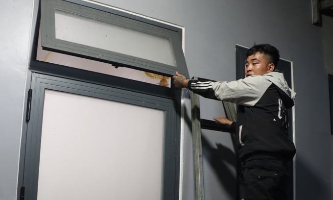 Nghi phạm Huy thực nghiệm lại hành vi đột nhập vào nhà cha mẹ vợ. Ảnh: Hải Phong