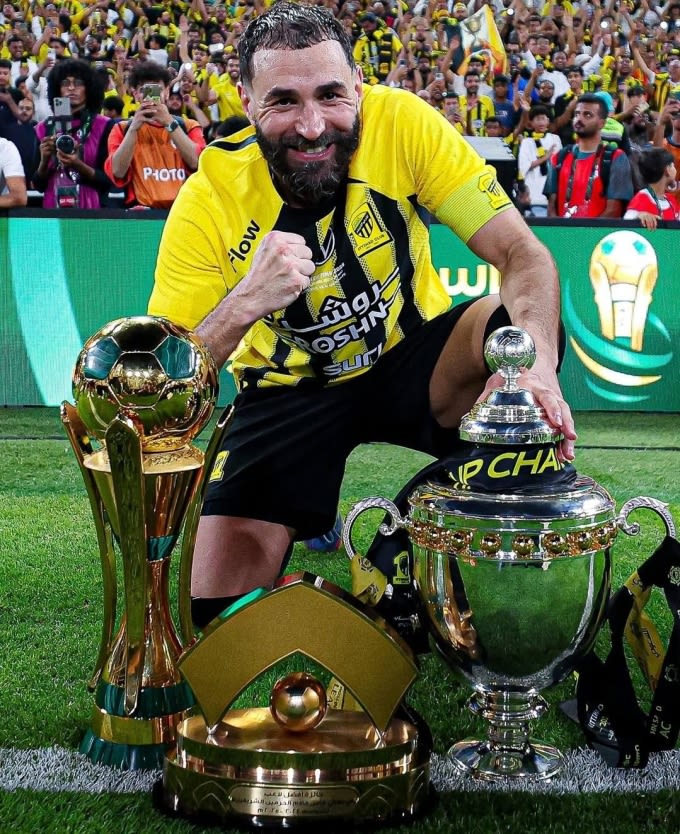 Benzema bên những danh hiệu dành được sau hai năm chơi bóng cho Al Ittihad.