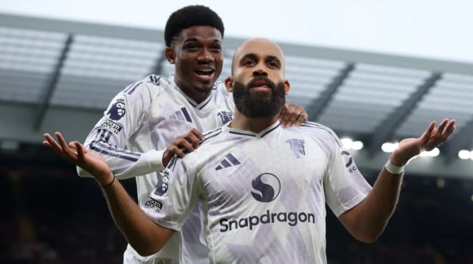Bryan Mbeumo mừng bàn mở tỷ số cùng Amad Diallo trong trận Man Utd thắng Liverpool 2-1 trên sân Anfield, thành phố Liverpool, Vương Quốc Anh, vòng 8 Ngoại hạng Anh tối 19/10/2025. Ảnh: Reuters