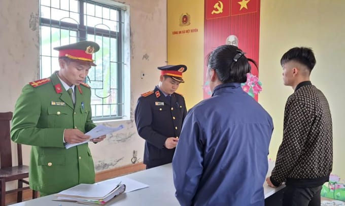 Thiếu niên (ngoài cùng, góc phải), nghe cơ quan điều tra đọc lệnh khởi tố bị can. Ảnh: Công an cung cấp