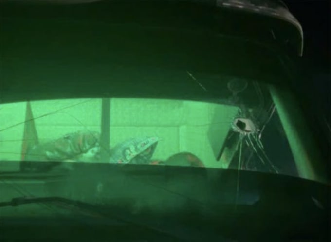 Xe tải bị thủng kính sau khi bị thiếu niên ném đá trúng. Ảnh: Công an cung cấp