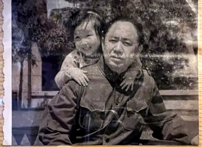 Lu Yuan và bố đầu những năm 1980. Ảnh: Sixthtone