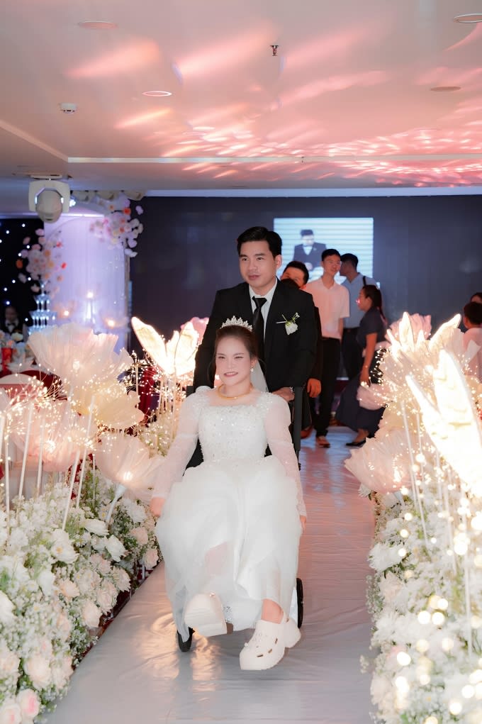 Anh Luân và vợ trong lễ cưới cuối tháng 11/2025. Ảnh nhân vật cung cấp
