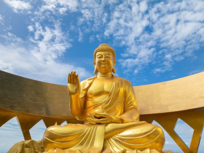 Tượng Đức Phật Câu Na Hàm với dáng ngồi kiết già, đặt tại vườn thiền cao nhất đỉnh núi Bà Đen. Ảnh: Sun Group