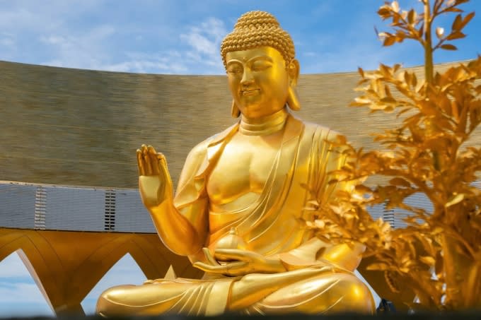 Tượng hướng về phía Đông với khuôn mặt chạm khắc tỉ mỉ, đôi mắt mở nhẹ nhìn xuống. Ảnh: Sun Group