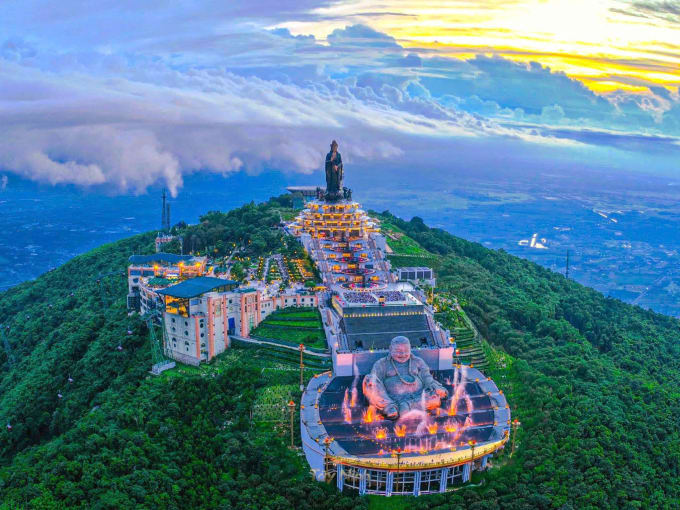 Đỉnh núi Bà Đen nhìn từ trên cao. Ảnh: Sun Group