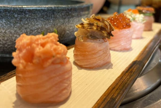 Cá hồi giàu axit béo omega-3 giúp giảm viêm. Ảnh: Anh Chi