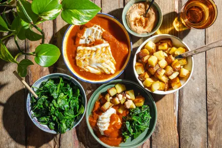 Gebakken kabeljauw in tomatensaus met patatas bravas