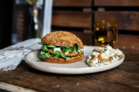 Vegaburger met Waldorfsalade