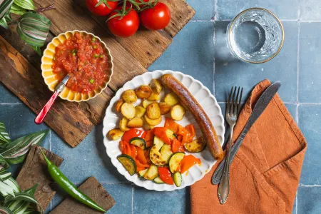 Vegan worstje met gegrilde zomergroenten