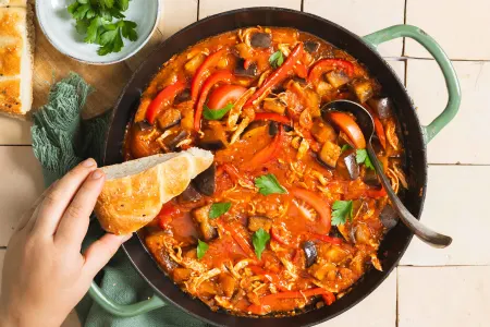 Shakshuka met pulled chicken