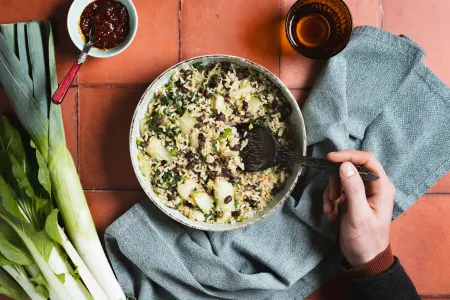 Gebakken rijst met zwarte bonen